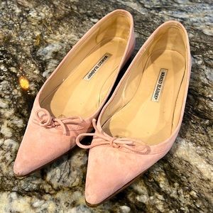 Beautiful pink suede Manolo Blahnik‘s. Size 37 1/2. Worn condition but classic!